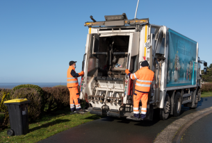 Deux agents de collecte en service