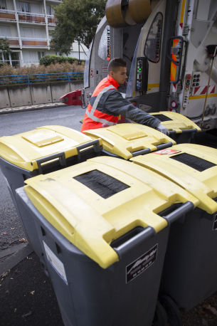 Deux agents de collecte en service